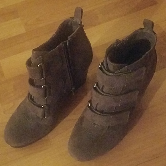 Boots - Picture 4 of 5